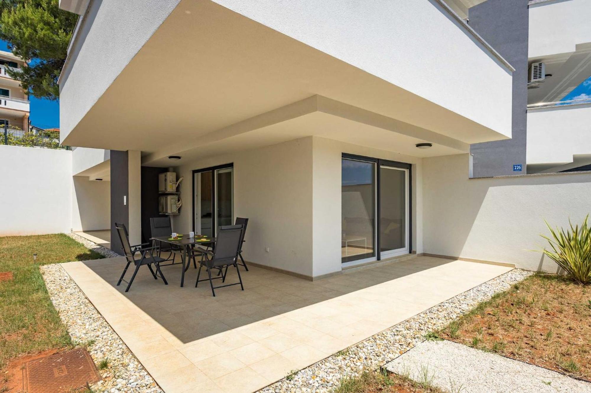 Apartments At Villa Frida Premantura Exterior photo